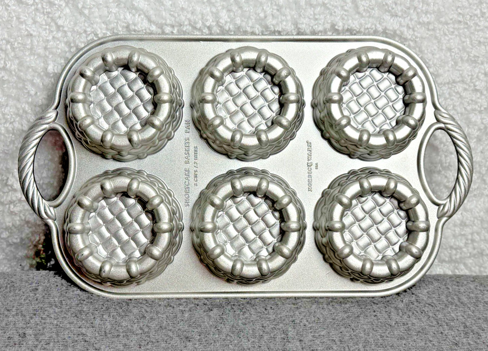 Shortcake Baskets Cake Pan by Nordic Ware Makes 6 Cakes 3 Cups / .7L- Used Once!